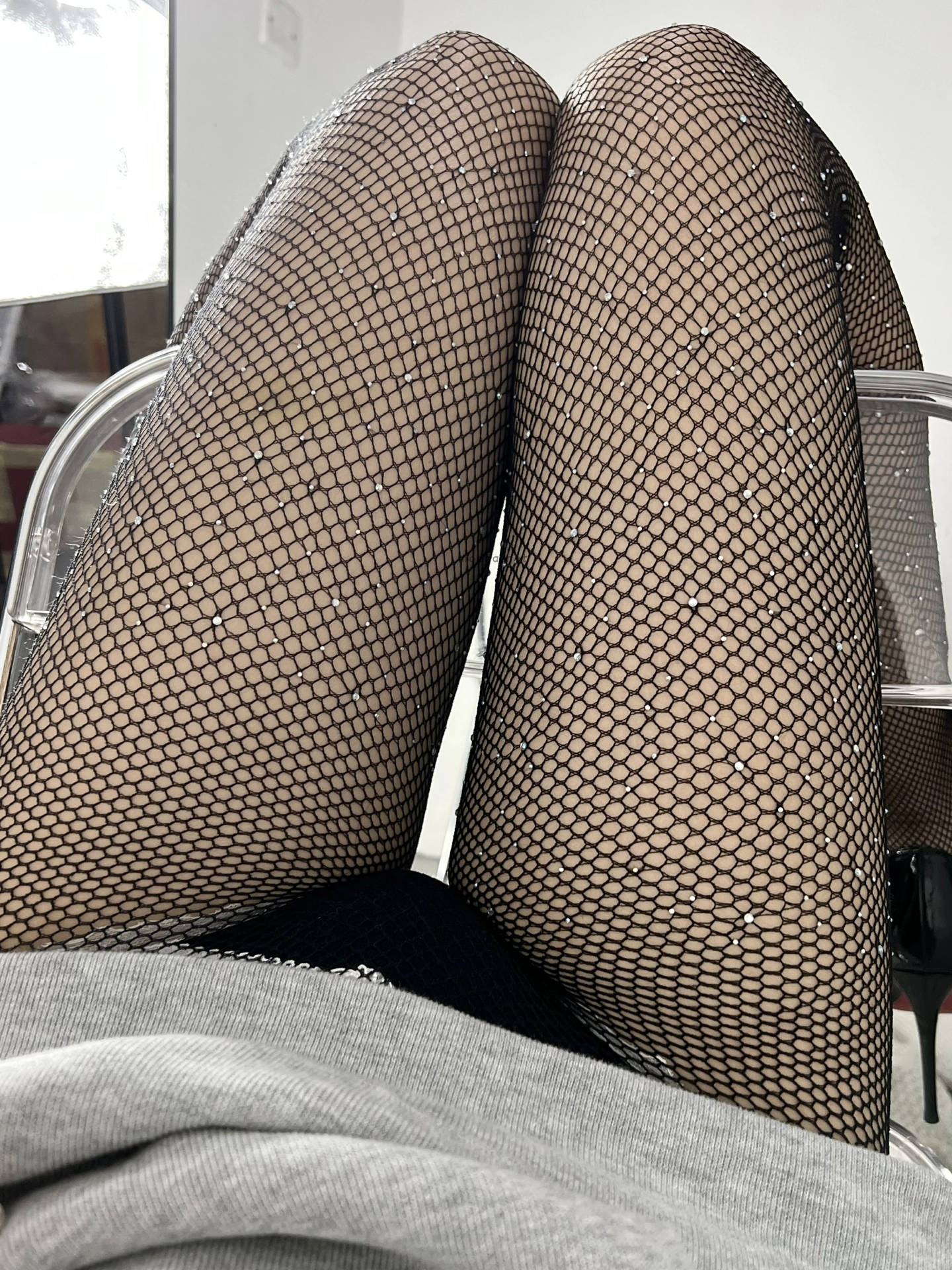 陈佩奇 – 渔网高跟灰外套【16P】